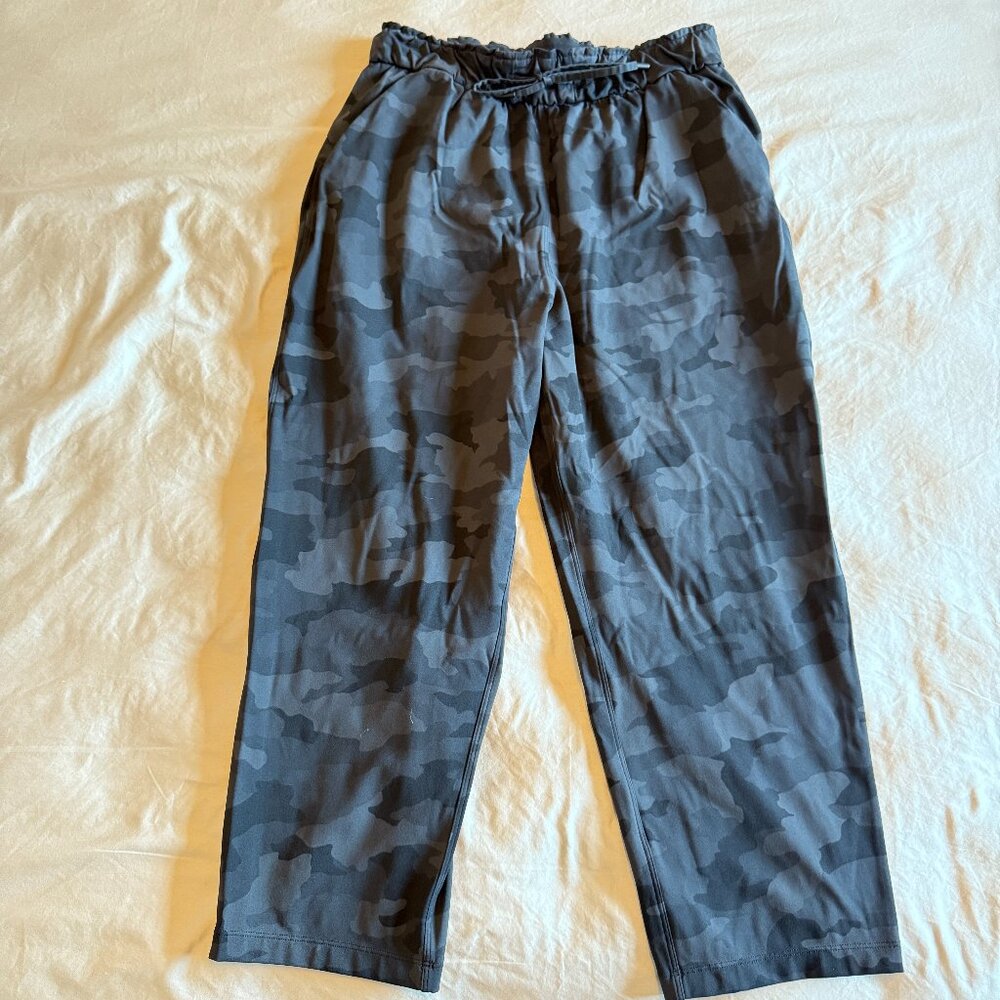 Lululemon Crop Pants Size 8 Camo Print Black Gray